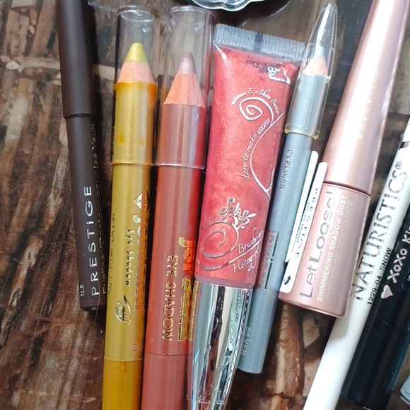 Makeup Bundle - Picture 3 of 6